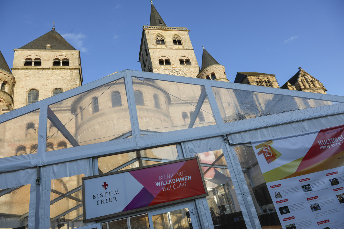 Dom im Hintergrund, davor steht ein durchsichtiges Zelt.