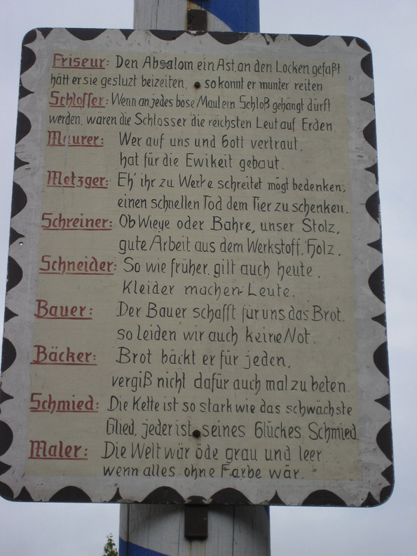 Ein Schild an einem Pfahl