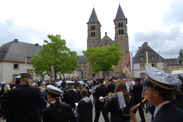 vile Menschen versammeln sich 