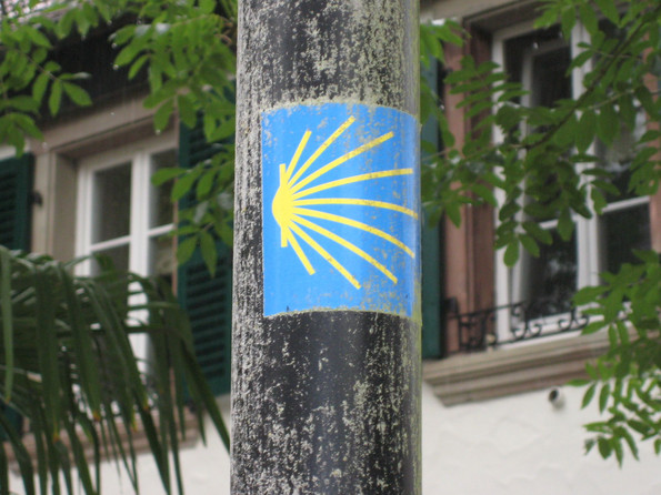 Ein Blaues Bild mit gelben Strahlen drauf