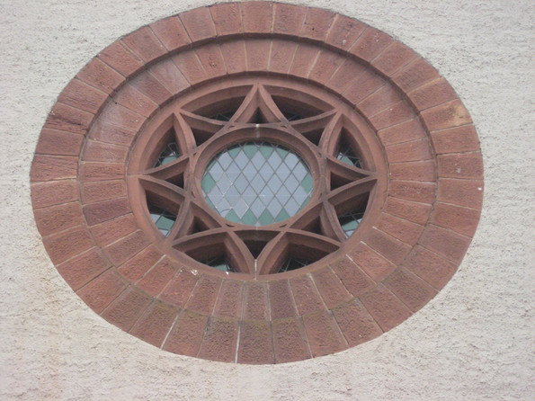 Ein kleines Fenster in Sternform.