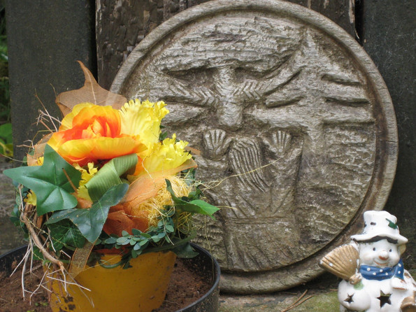 Ein kleines Denkmal mit Blumenstrauß