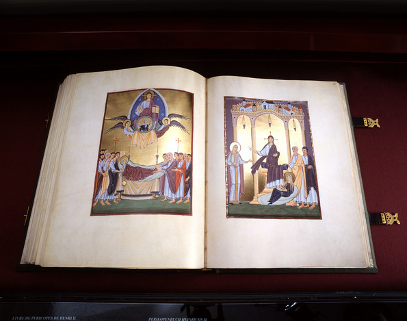 Ein aufgeschlagenes Buch mit Bildern