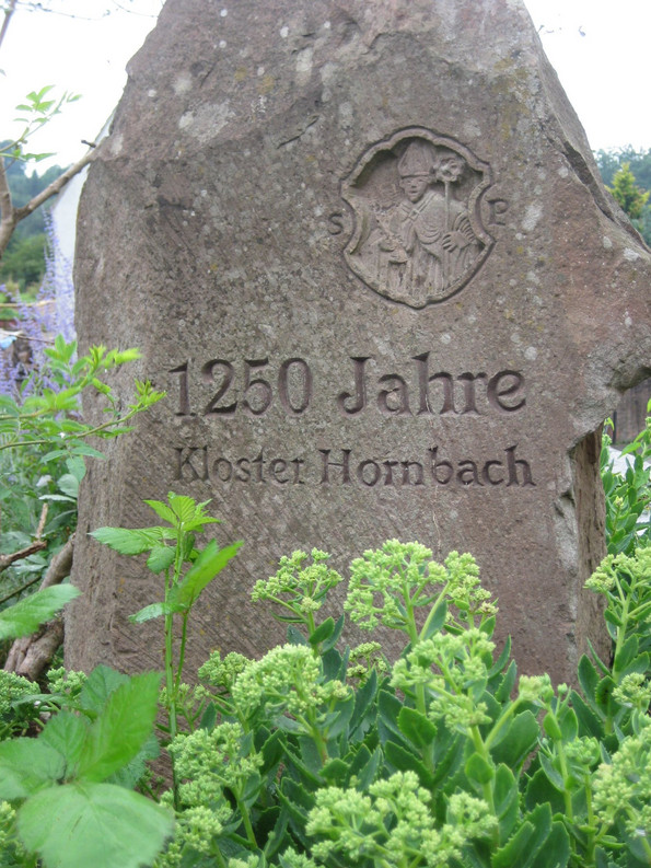 Ein Gedenkstein steht im Grünen
