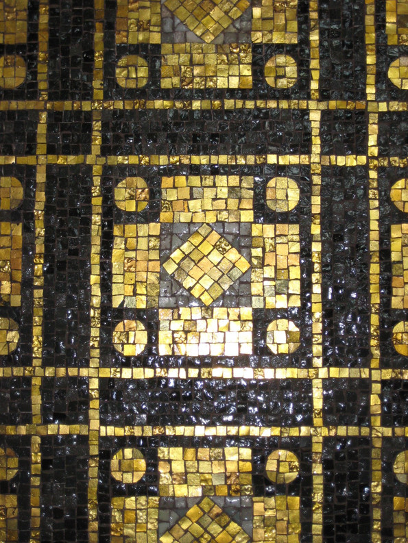 Schwarz-goldener Boden aus Mosaik