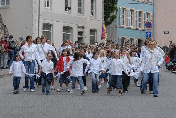Kinder mit weißen Tüchern Hand in Hand