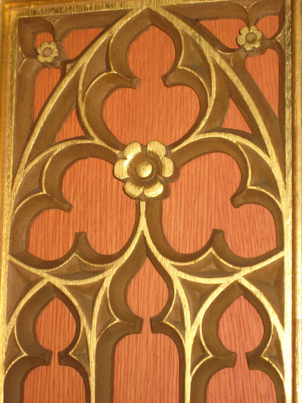 Eine mit Gold beschmückte Holzwand