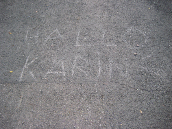 Es wurde mit Kreide auf den Boden geschrieben "Hallo Karina".n