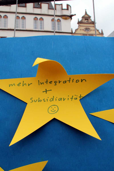 Gelber Stern auf blauem Hintergrund mit der Aufschrift "Mehr Integration und Subsidiarität"