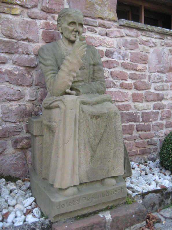 Eine sitzende Statue