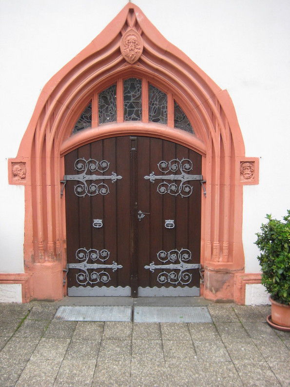 Der Eingang der Kirche