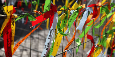 viele bunte kleine Gebetsstreifen flattern im Wind
